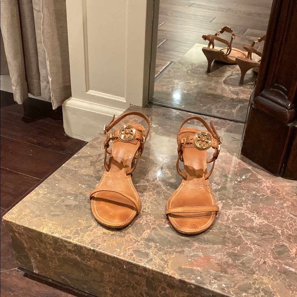 Tory Burch Tan&Gold Slingback Sandals with Kitten Heel. Size 8. (m)